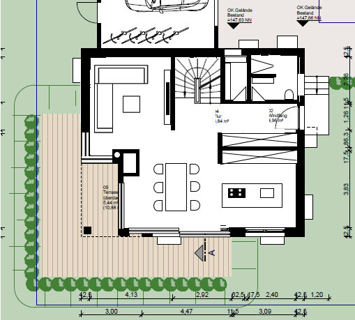 Grundriss eines Hauses mit offener Küche, Essbereich, Wohnzimmer, Treppe, Terrasse und Garten.