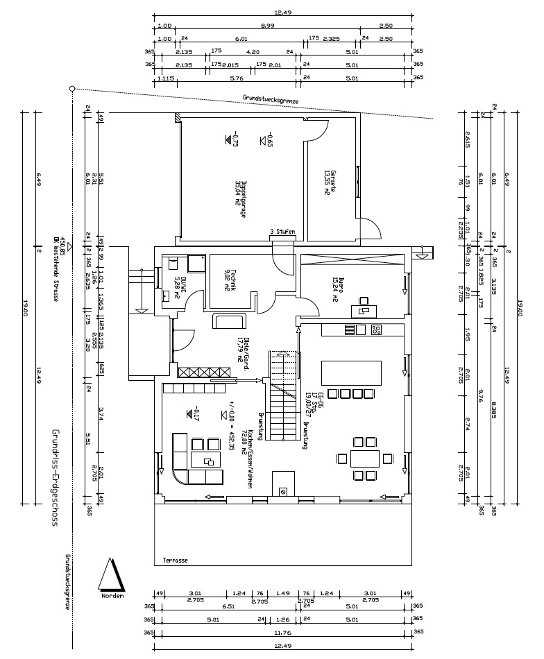 Grundriss eines Hauses: Küche, offener Wohn-/Essbereich, Diele, Treppenhaus, Terrasse.