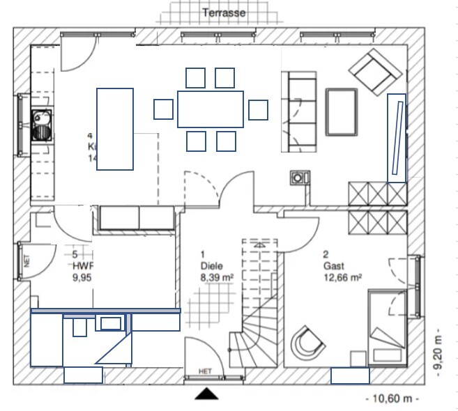 Grundriss einer Wohnung: offenes Wohnzimmer/Essbereich, Küche links, Diele, Gästezimmer rechts.