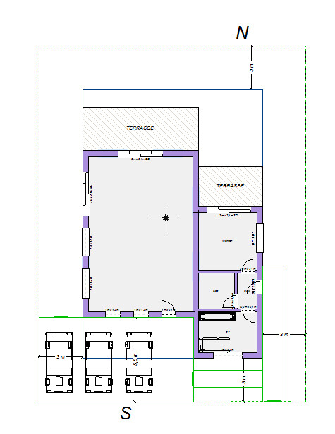 Grundriss eines Gebäudes mit Terrassen, Eingängen, Garage und Außenflächen; Norden oben