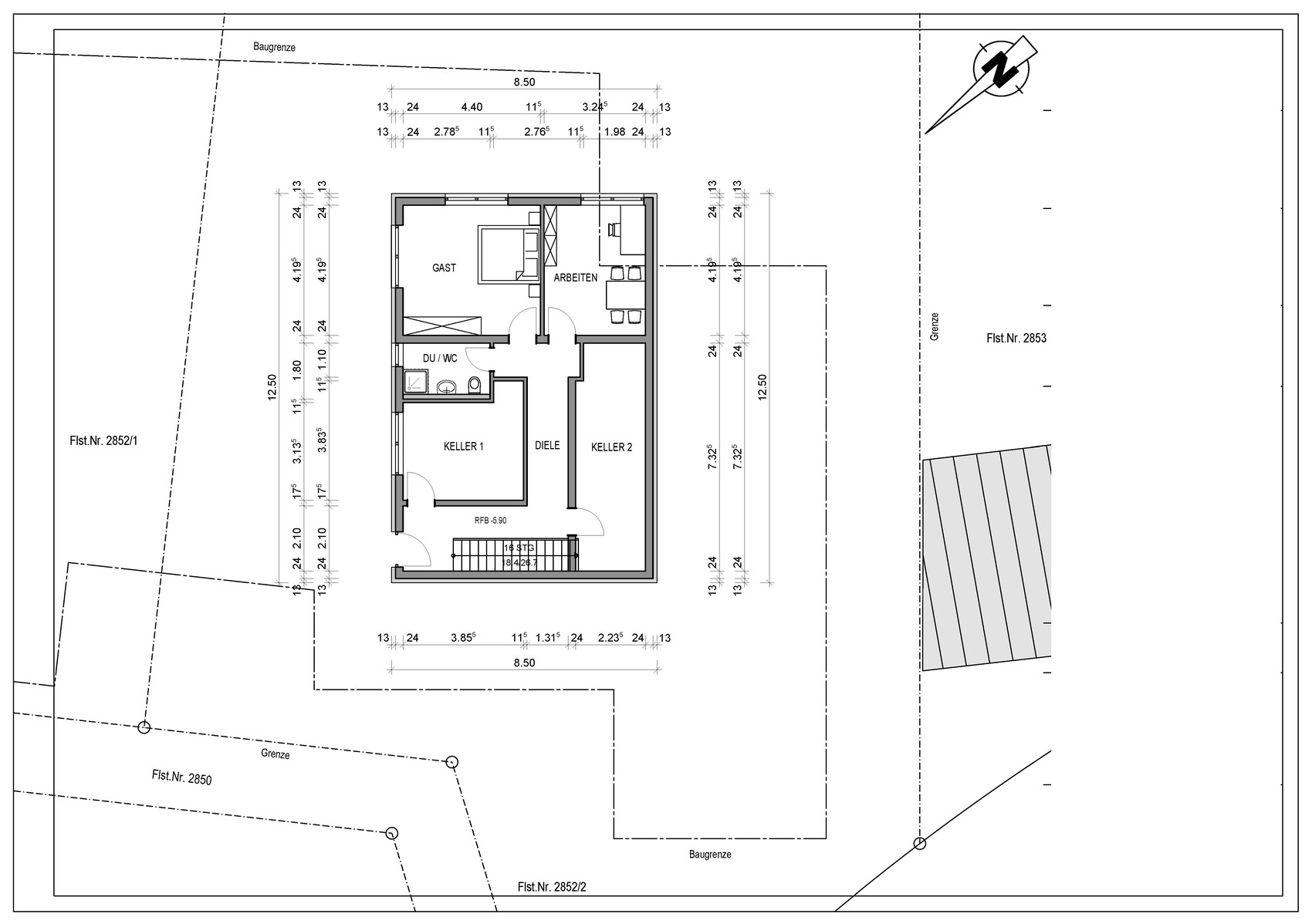2D-Grundriss eines Hauses mit Kellerräumen, Bad, Diele und Treppe