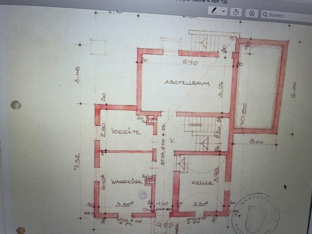 Grundriss eines Hauses mit Abstellraum, Waschküche und Keller sowie Treppen.