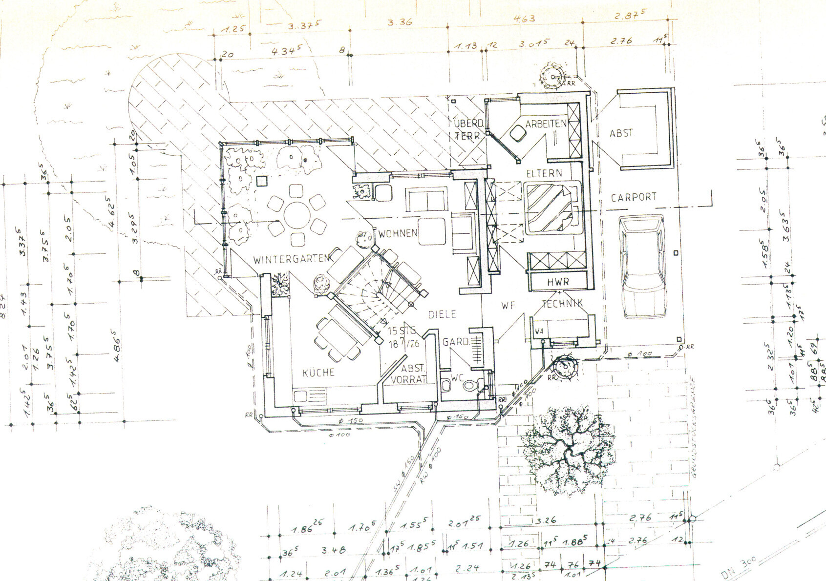 Grundriss eines Hauses: Wohnzimmer, Wintergarten, Küche, Essbereich, Carport mit Auto, Garten