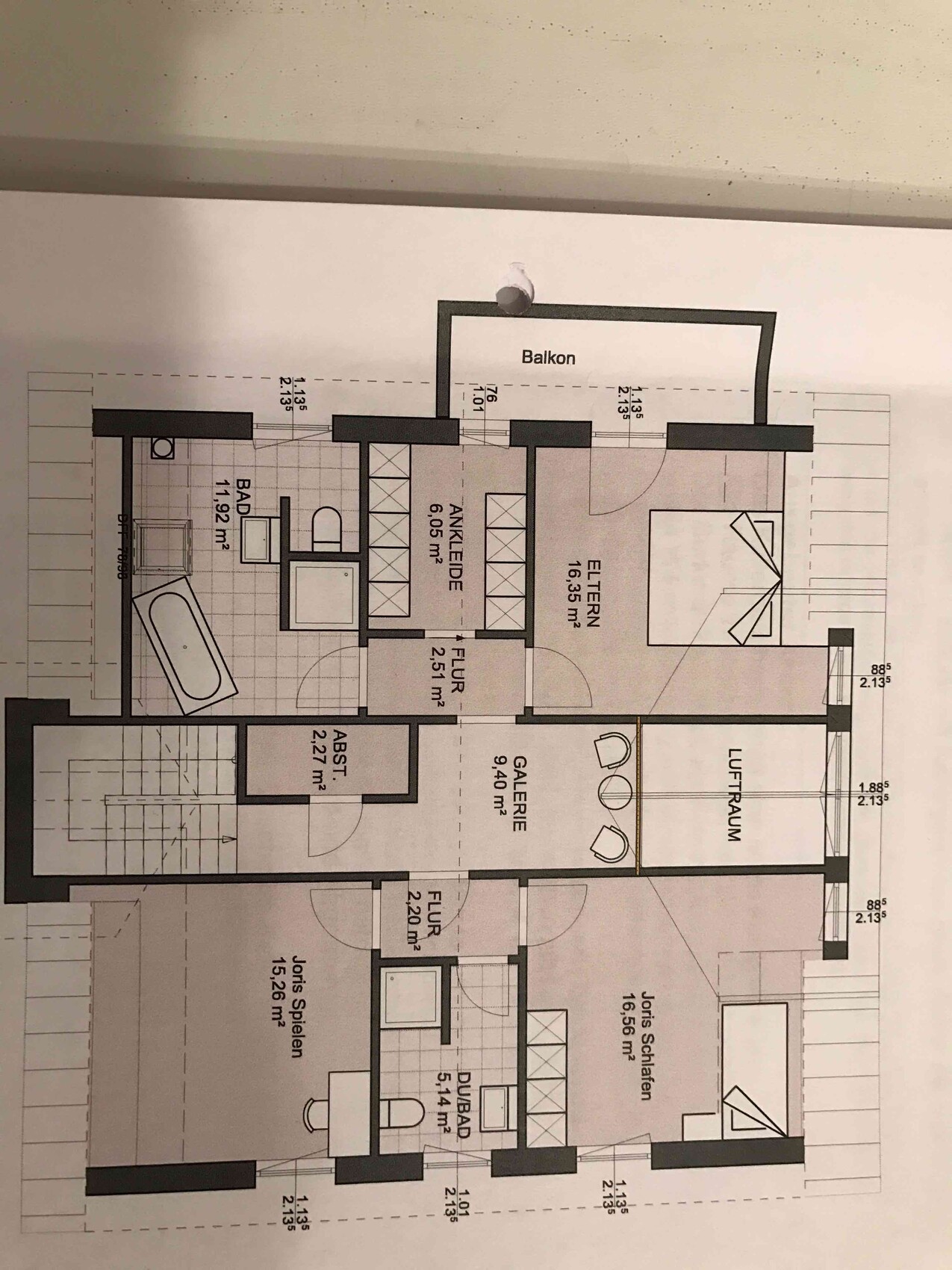 2D-Grundriss eines Wohnhauses mit Balkon, Flur und mehreren Zimmern.
