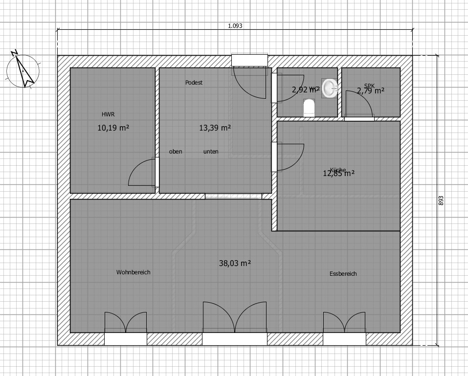 Grundriss eines Hauses mit Wohn-/Essbereich, Küche, HWR, Speisekammer, WC und Podest.