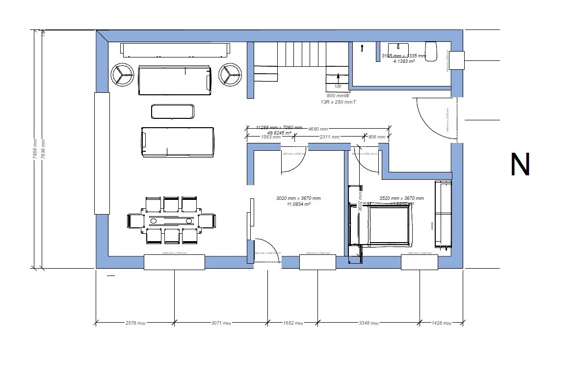 Grundriss eines Hauses: Wohnzimmer, Essbereich, Schlafzimmer, Treppe, Maßangaben.