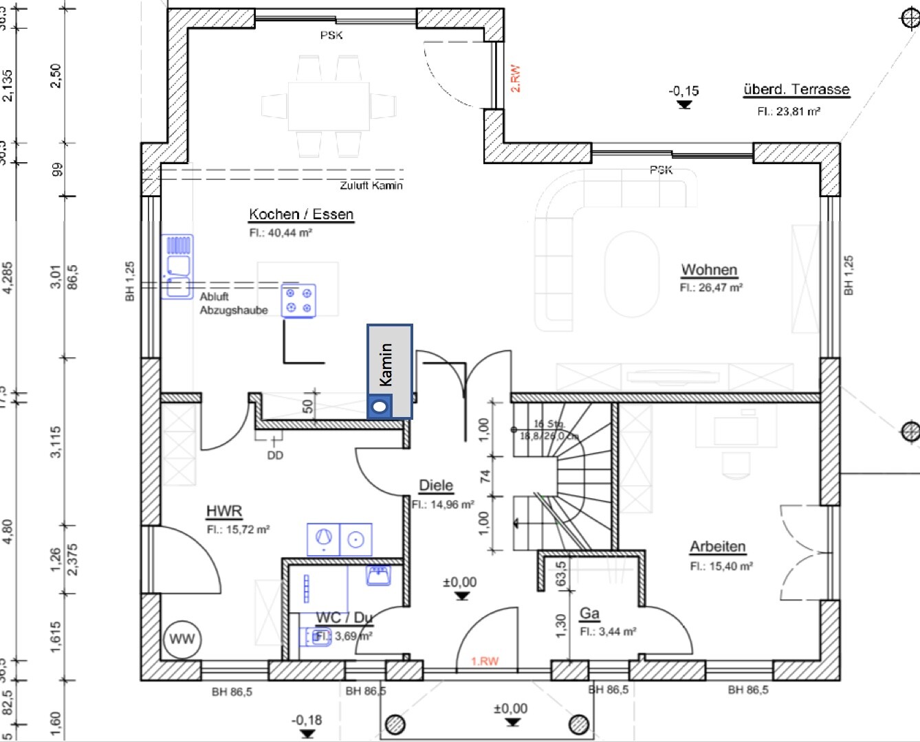 Grundriss eines Hauses: Küche/Essbereich, Wohnen, Arbeiten, Diele, HWR, WC/Du, Kamin, Treppen, Terrasse.