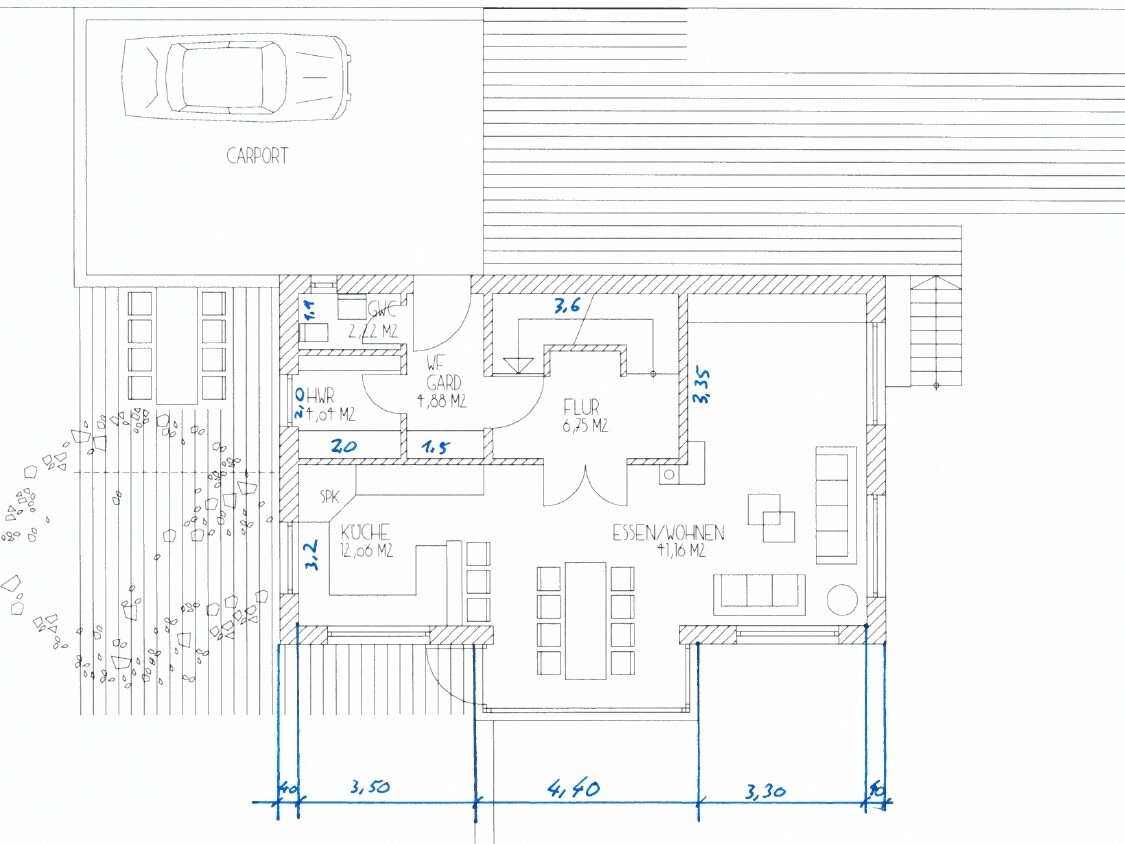 Grundriss eines Hauses: Carport, Küche, Essen/Wohnen, Flur, HWR, Terrasse.