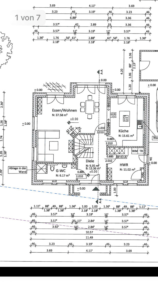Grundriss eines Einfamilienhauses: offener Wohn-/Essbereich, Küche, Diele, G-WC, HWR und Treppe.