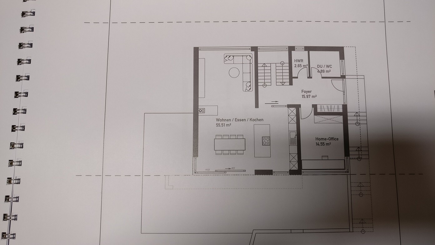 Grundriss eines Wohn-/Ess-/Kochbereichs mit Foyer, HWR, DU/WC und Home-Office.