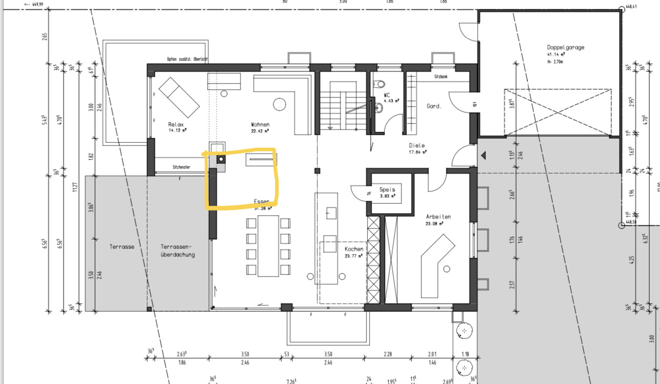 Grundriss eines Hauses mit offenem Wohnzimmer, Essbereich, Küche, Terrasse und Garage, gelb markierter Essbereich