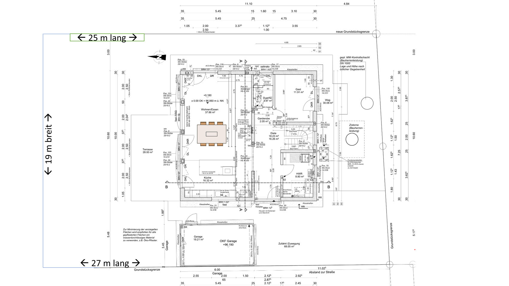 Grundriss eines Hauses mit Innenräumen, Terrasse und Garage; Außenmaße ca. 25 x 27 m.