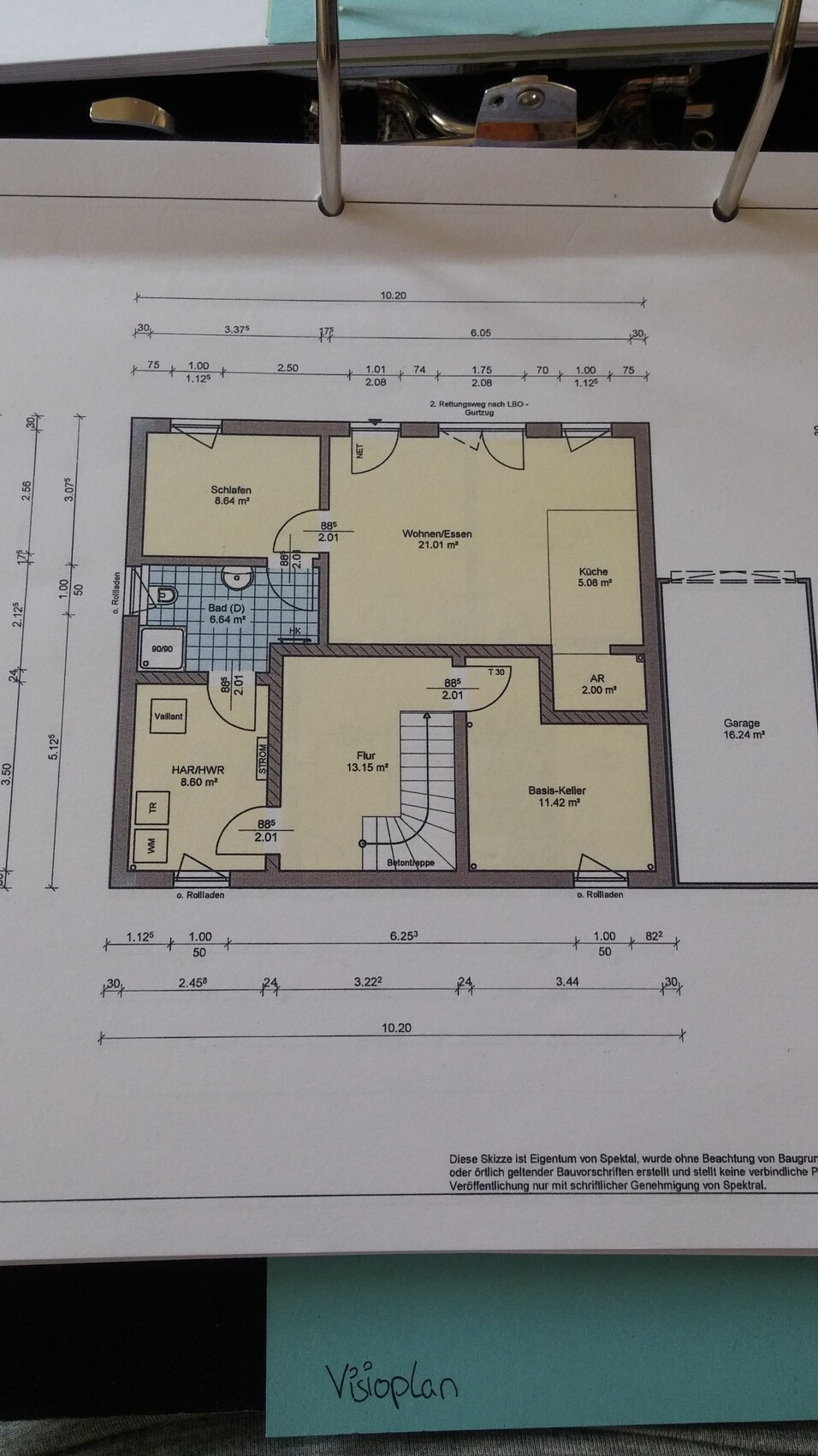 Grundriss eines Hauses mit Wohnzimmer, Küche, Schlafen, Bad, Flur, Keller und Garage.