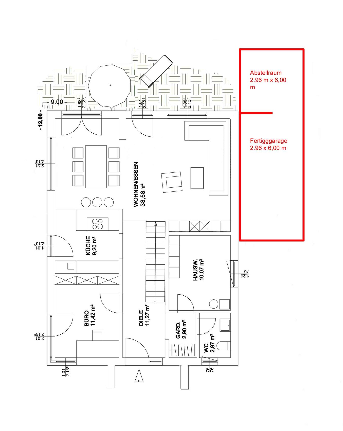 Grundriss eines Hauses mit Küche, Wohn-/Essbereich, Büro; roter Anbau mit Abstellraum und Garage.