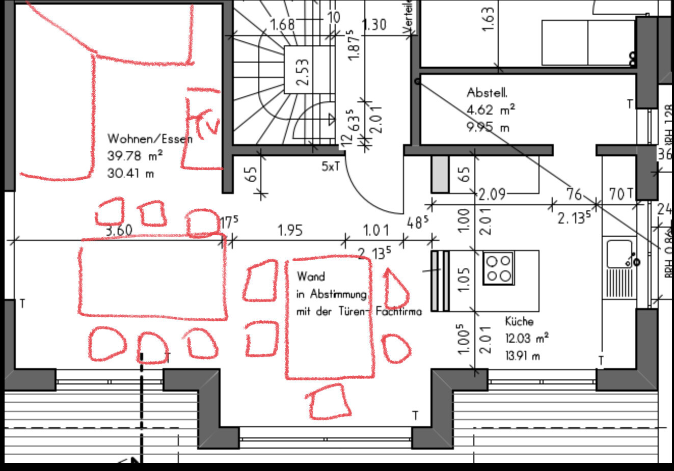 Grundriss eines Wohn-/Essbereichs mit offener Küche, Abstellraum und Treppe, rote Markierungen.