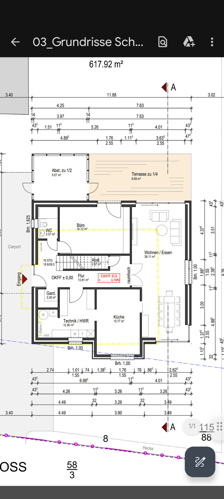 Grundriss eines Hauses: Küche, Wohnen/Essen, Büro, WC, Technik/HWR, Abstellraum, Terrasse, Eingang.