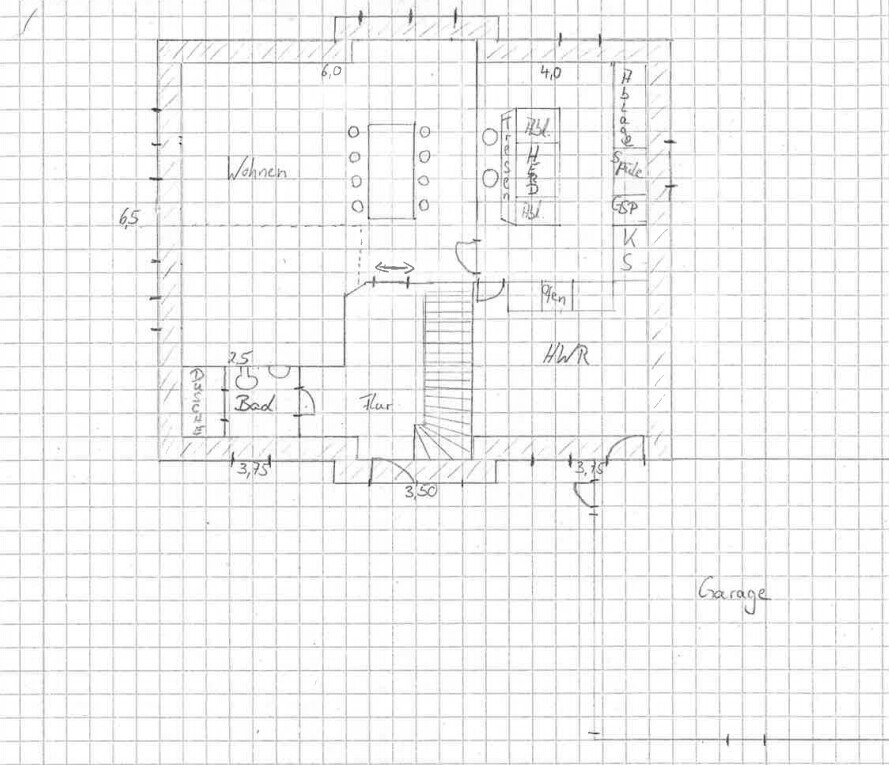 Handskizze eines Hausgrundrisses: Wohnzimmer, Küche, Bad, Flur, Treppe, HWR und Garage