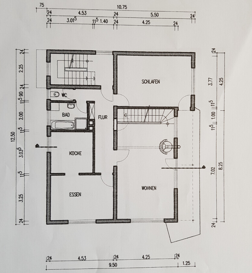 Grundriss eines Hauses: Küche, Essen, Wohnen, Schlafen, Bad, WC, Flur und Treppen.