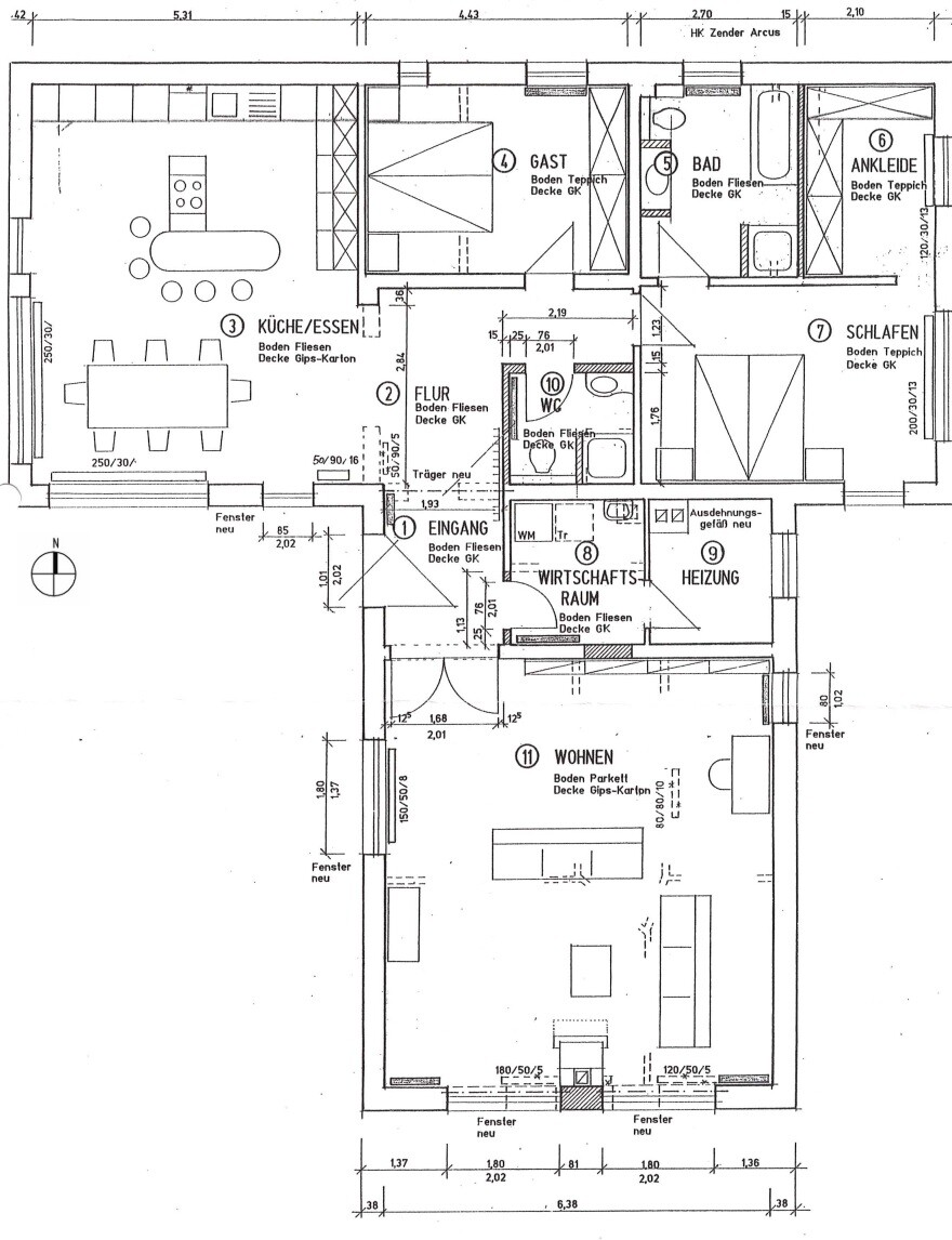 Grundrissplan eines Einfamilienhauses mit Wohnzimmer, Küche, Flur und Bad.
