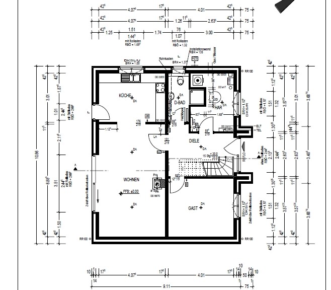 Grundrissplan eines Wohnhauses mit Küche, Wohnzimmer, Diele und Treppen.