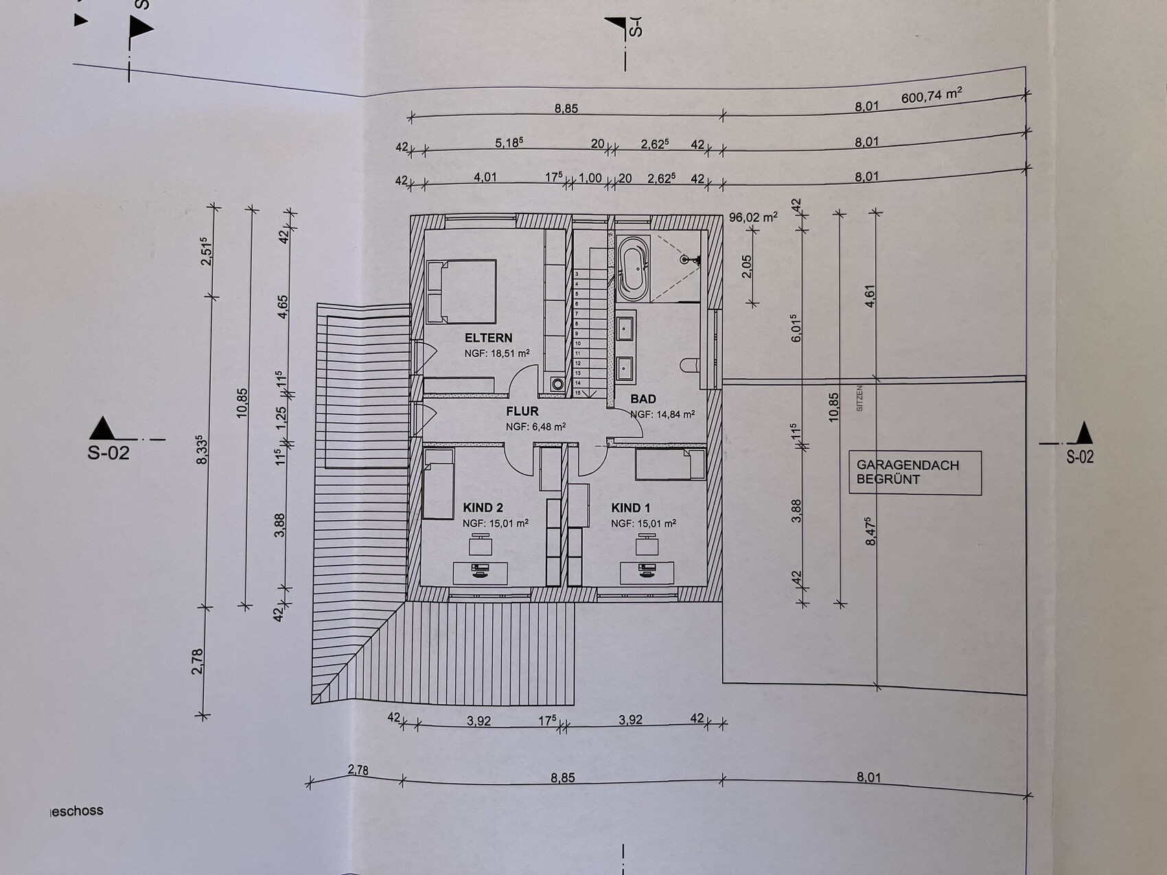 Grundriss eines Dachgeschosses: Elternzimmer, zwei Kinderzimmer, Flur, Bad; Garage mit begrüntem Dach