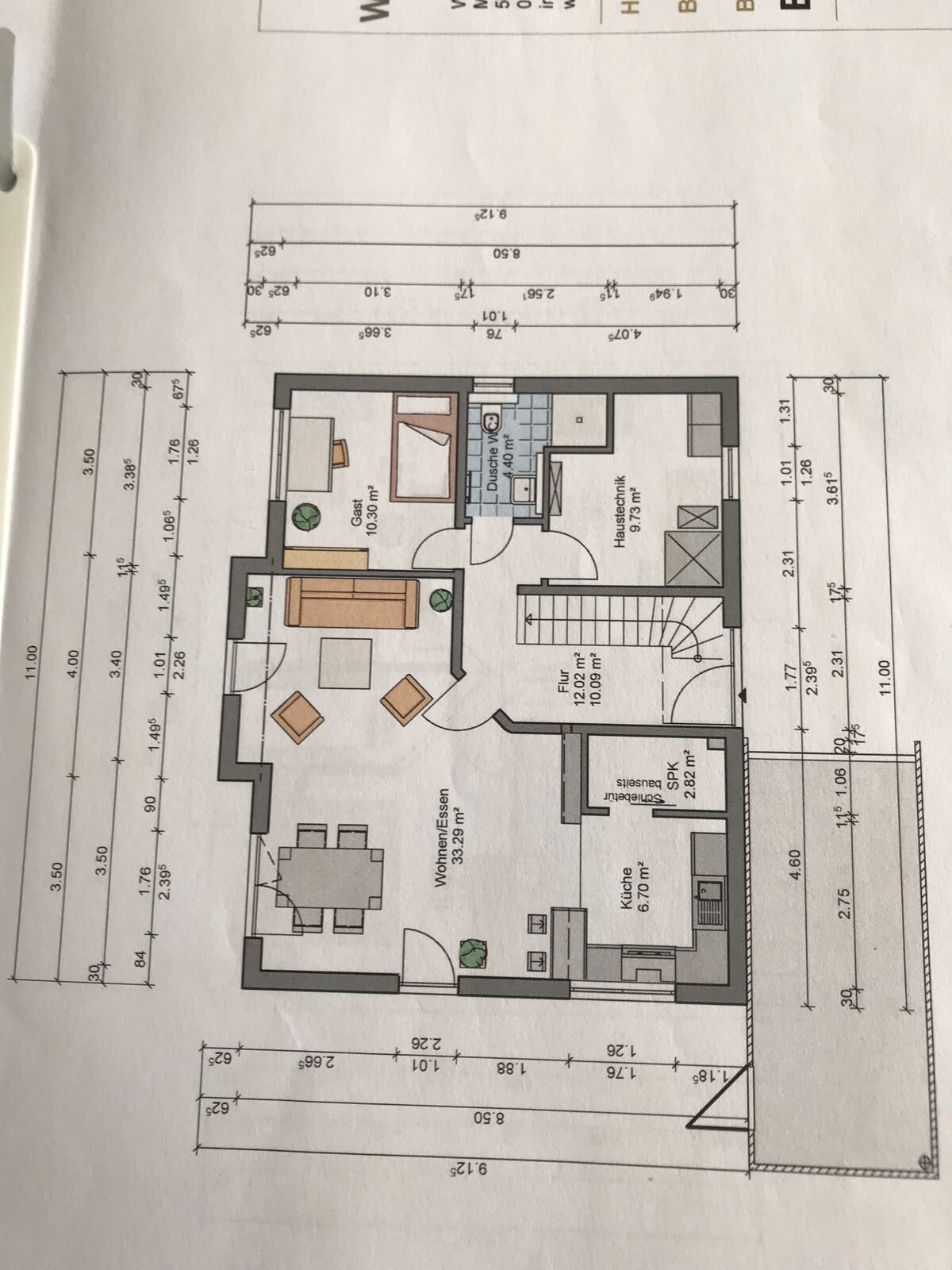 Grundrissplan eines Hauses mit Küche, Wohnzimmer, Flur, Bad und Treppe