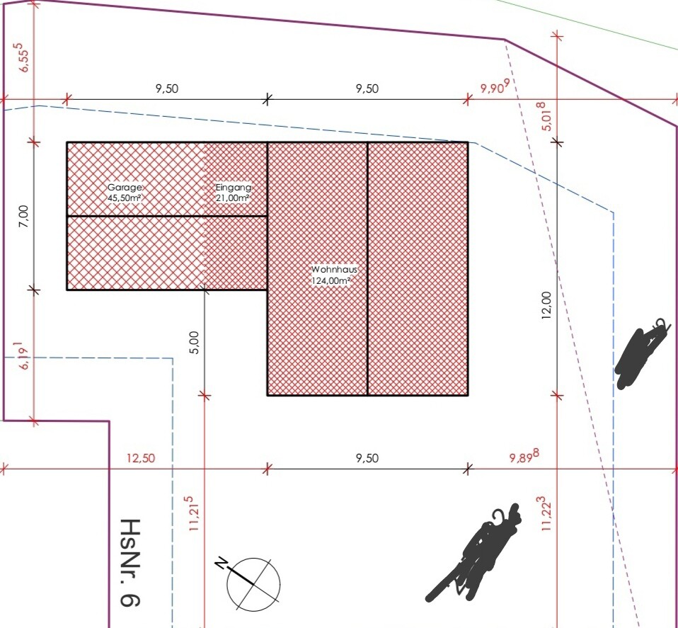 Grundriss eines Hauses: Garage, Eingangsbereich und Wohnhaus mit Maßen und Grundstücksgrenzen.