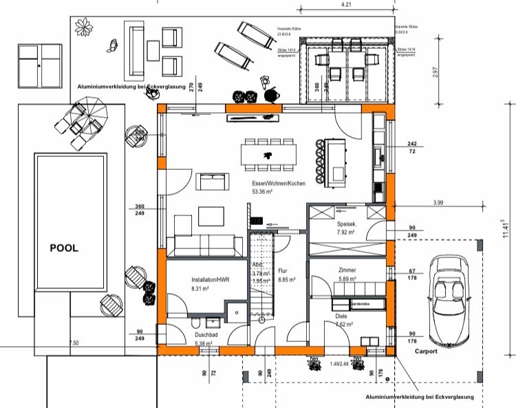 Grundriss eines Hauses: offener Wohn-/Essbereich, Küche, Bad, Flur, Zimmer, Carport, Pool.