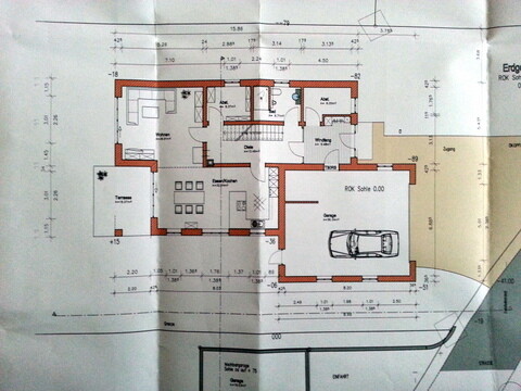 Grundriss eines Wohnhauses mit Garage, Terrasse und Garten