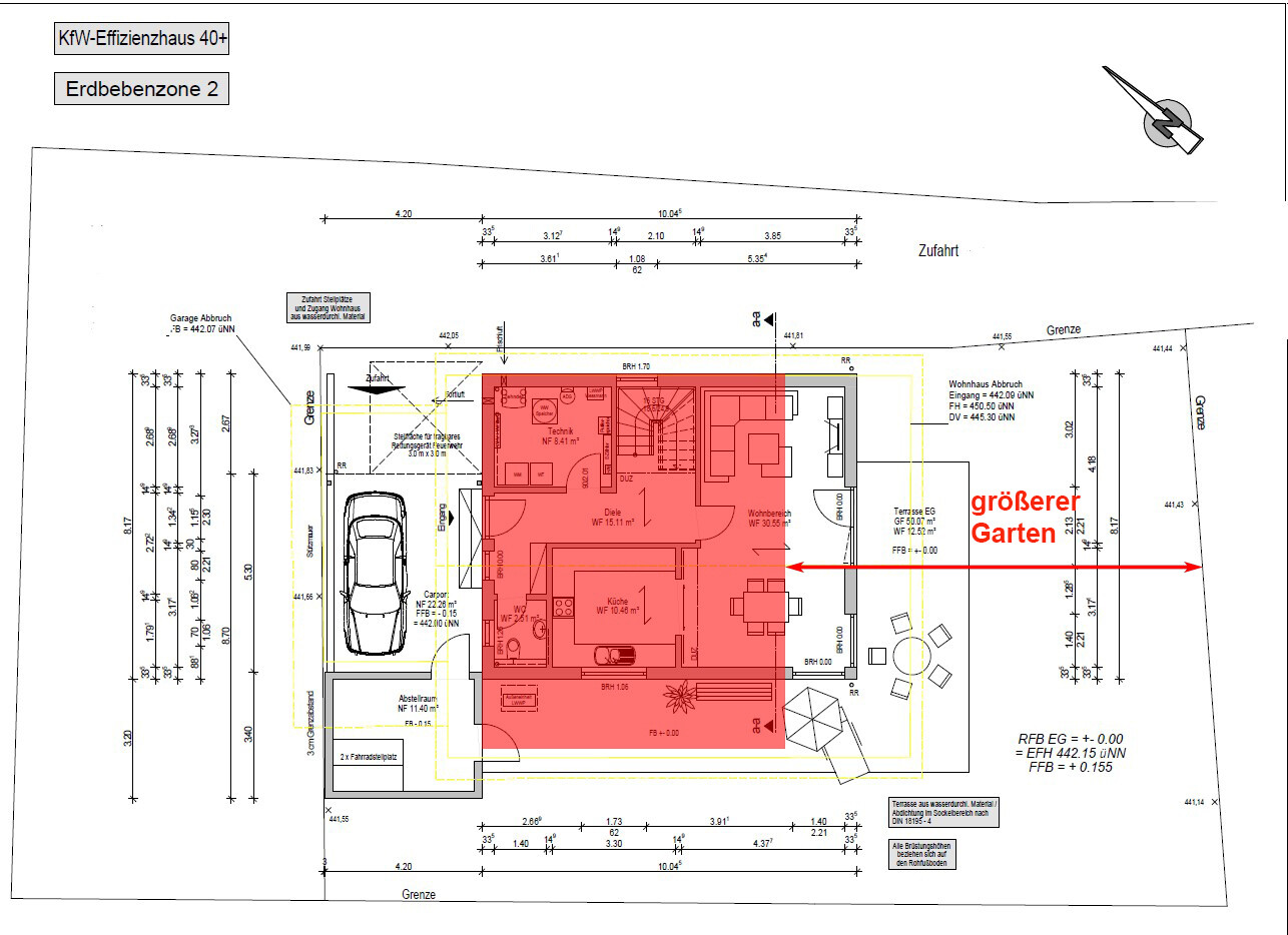 Lageplan eines Hauses: roter Gebäudebereich im Grundriss, Garage links, großer Garten rechts.