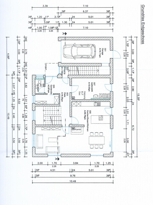 Grundrissplan eines Einfamilienhauses mit Garage, Treppen und Wohnbereichen