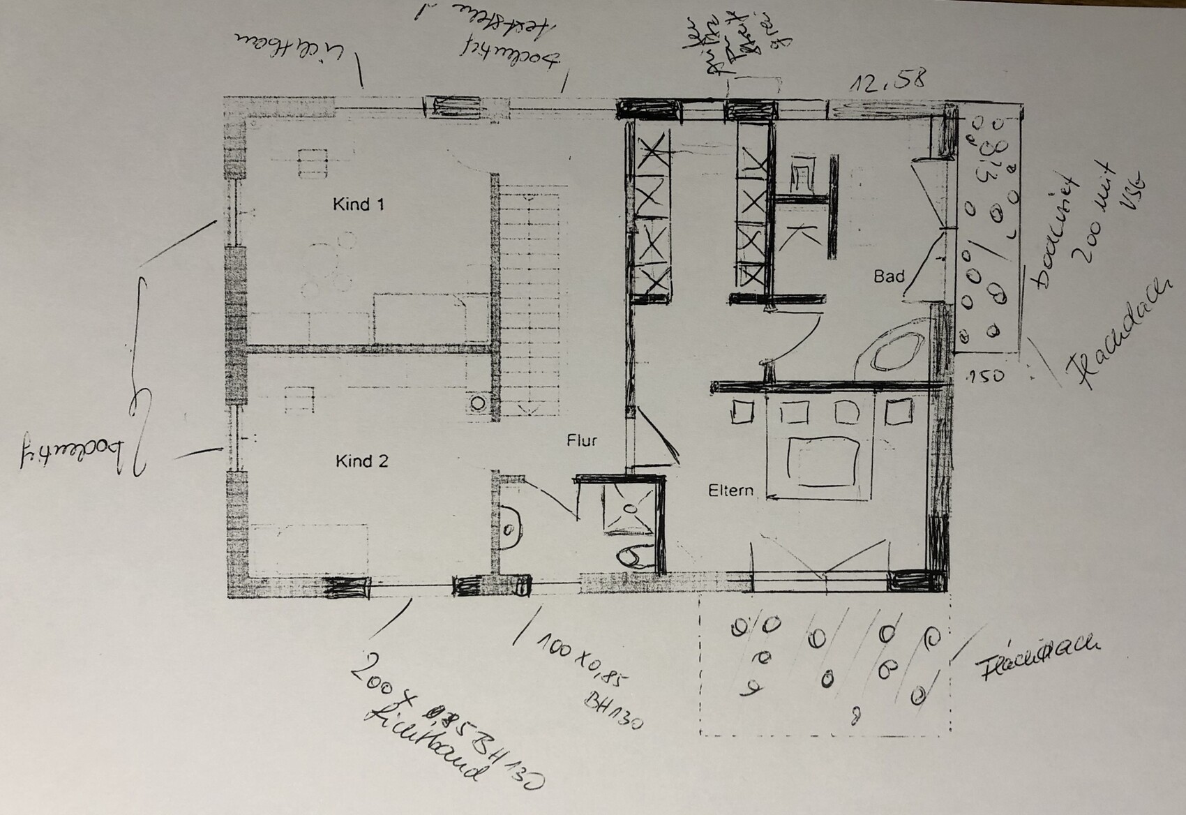 Grundriss eines Hauses: Elternzimmer, zwei Kinderzimmer, Bad, Flur und Terrasse.