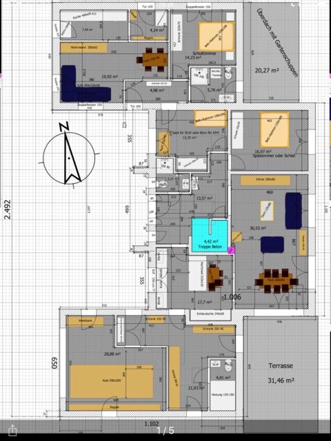 Grundriss eines Wohnhauses mit mehreren Zimmern, Möbeln, Terrasse und Maßangaben.