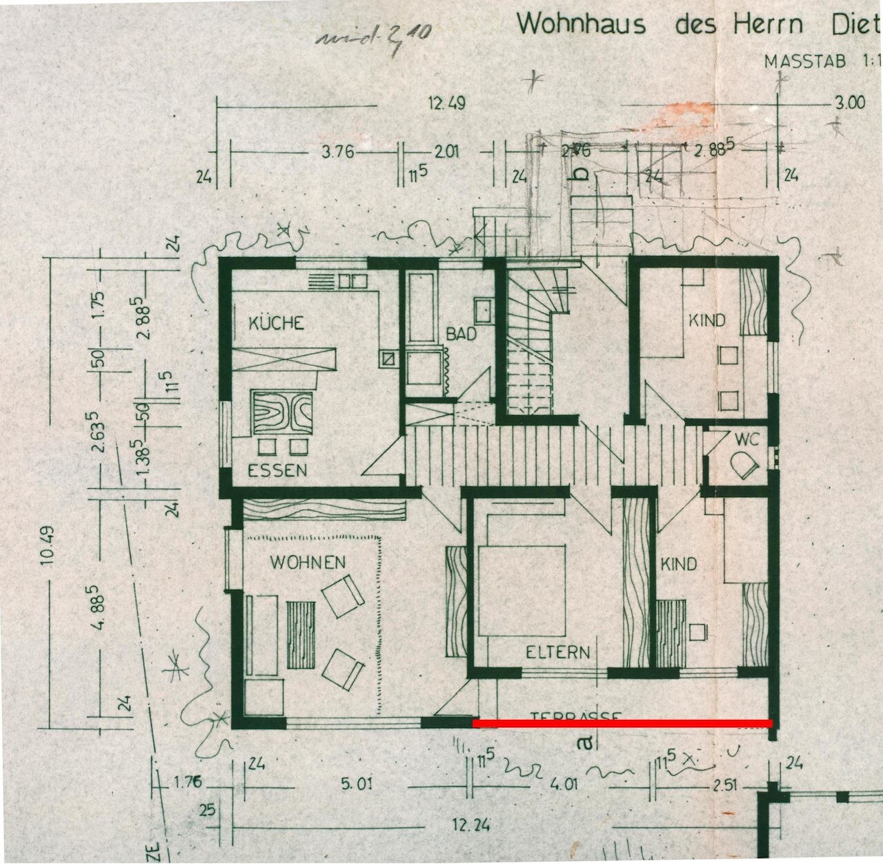 Grundriss eines Wohnhauses mit Küche, Ess- und Wohnbereich, Bad, Eltern- und Kinderzimmer sowie Terrasse