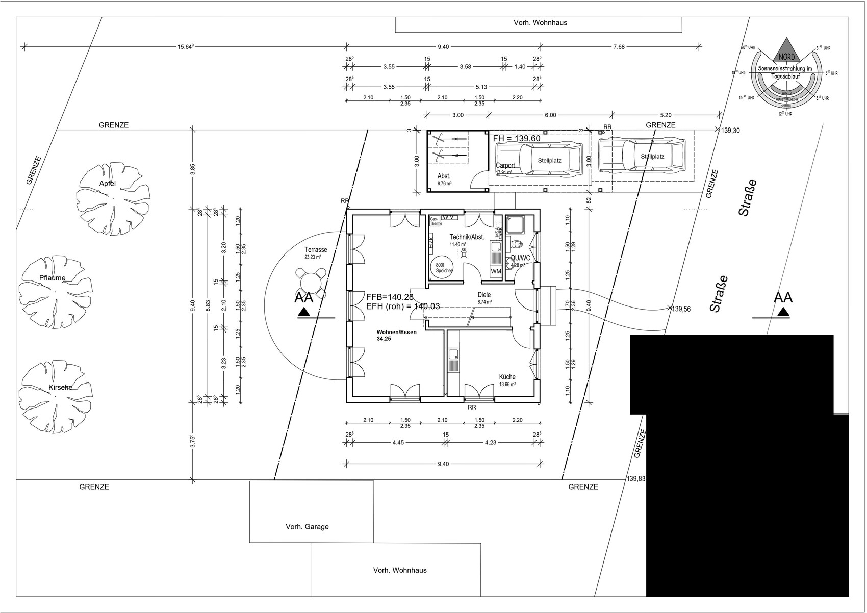 Grundriss eines Wohnhauses mit Terrasse, Carport, Gartenbäumen und Straßengrenze.