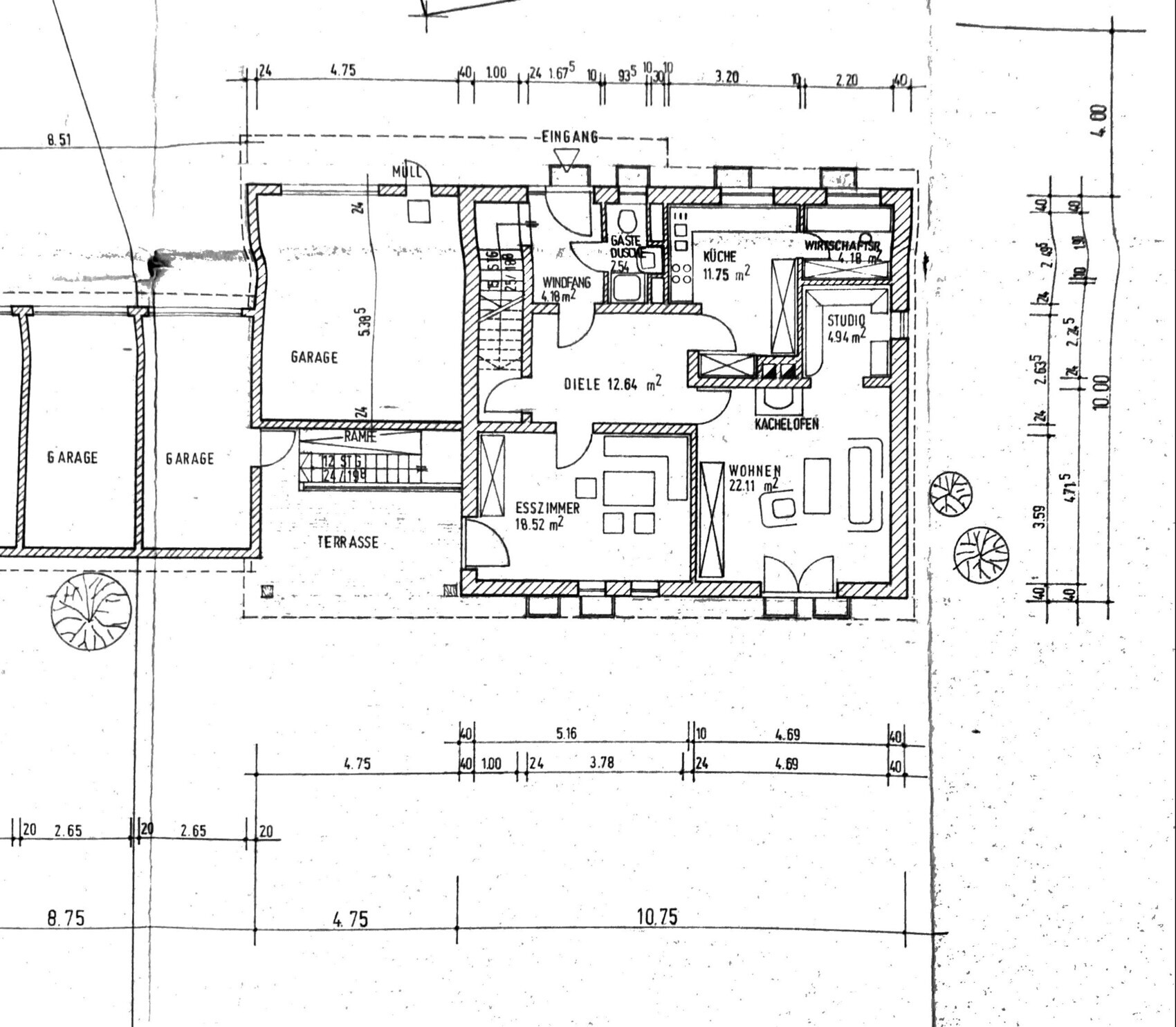 Grundrissplan eines Wohnhauses mit Wohnzimmer, Küche, Essbereich und Terrasse.