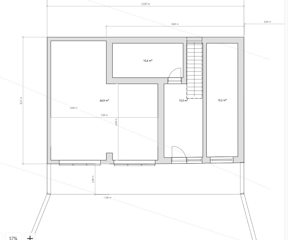 Grundriss eines Hauses mit Zimmern, Treppe und Eingang, Maße sichtbar