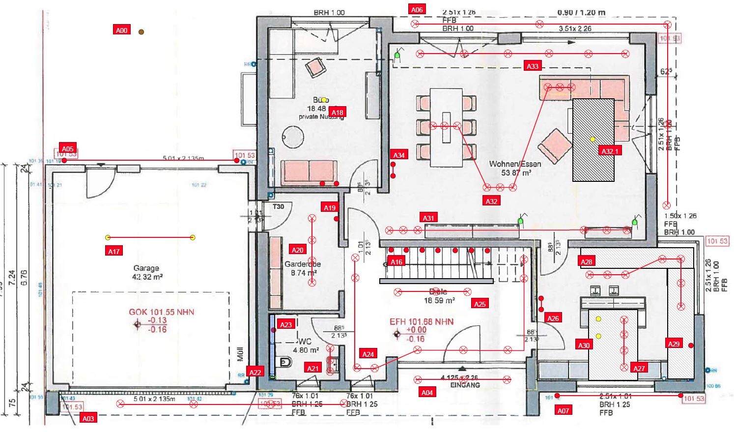 Detaillierter Grundriss eines Hauses mit Garage, Wohn- und Essbereich, Küche und Fluren.