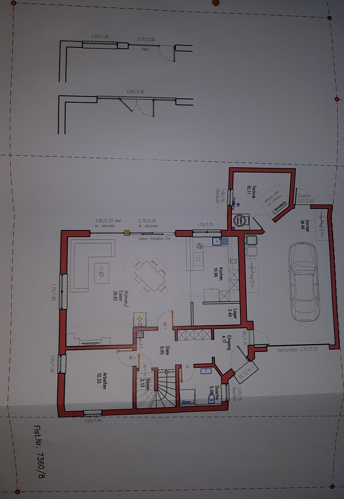 Grundriss eines Wohnhauses: Küche, Esszimmer, Wohnzimmer, Garage, Flur, Treppe; rote Außenwände.