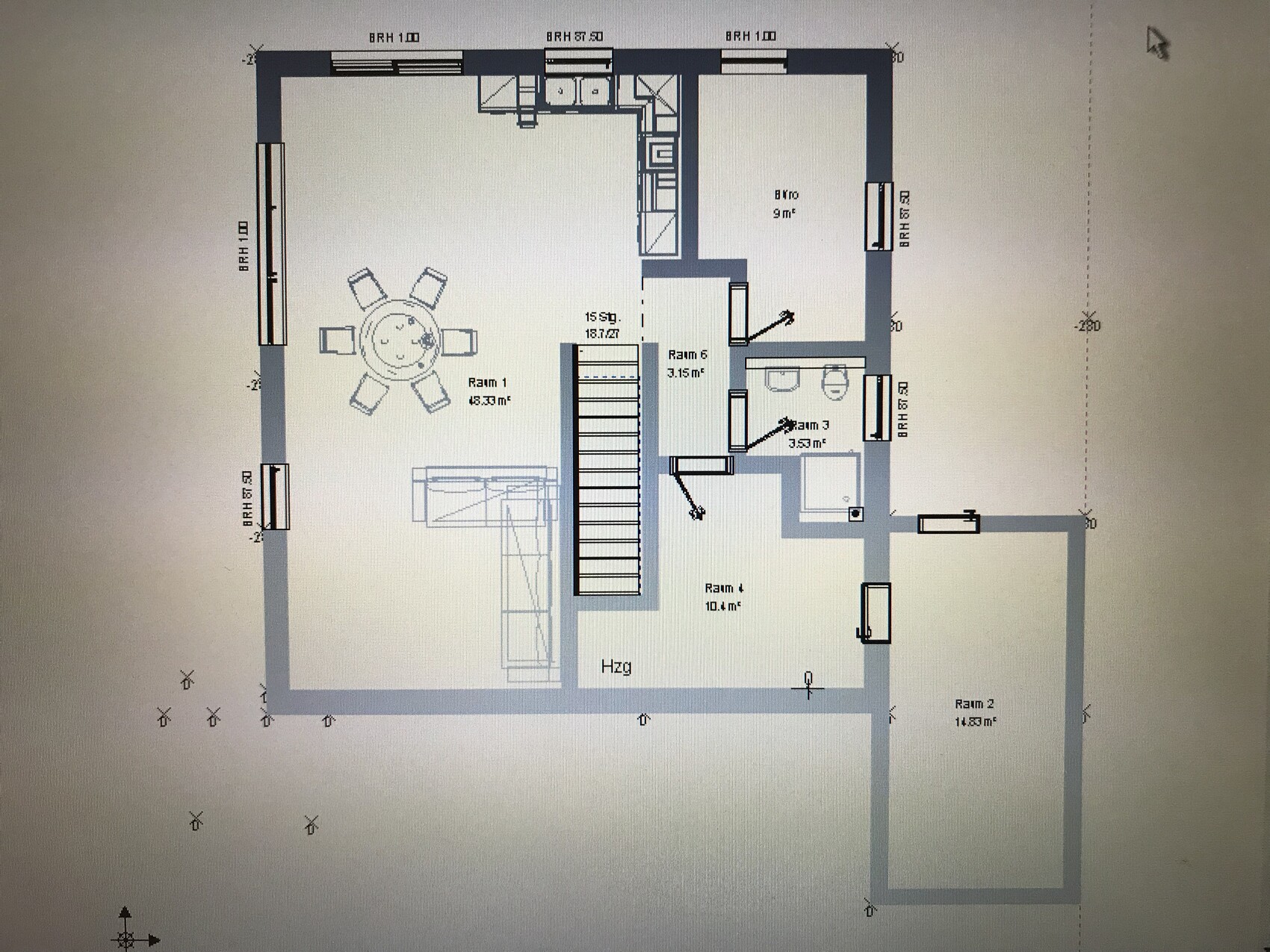 Grundriss eines Hauses: Treppe in Zentrum, Wohnzimmer mit runder Esstisch, Küche und mehrere Räume.