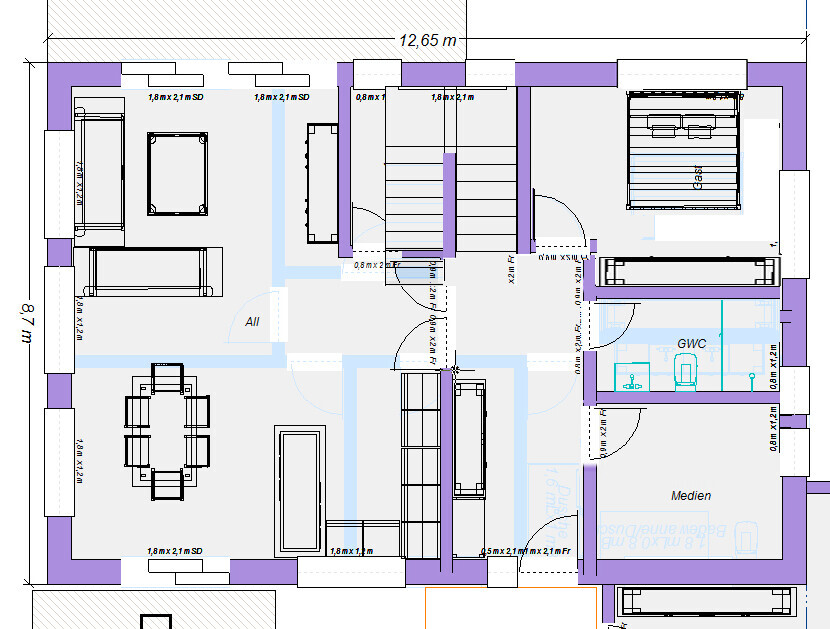 Grundriss eines Hauses: Wohnzimmer, Essbereich, Treppenhaus, Schlafzimmer, Gäste-WC und Medienraum.