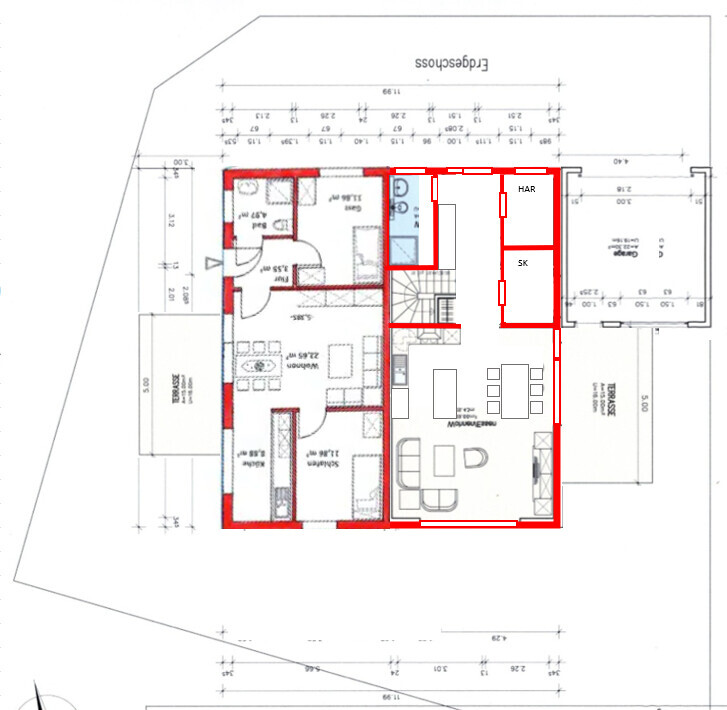 Grundriss eines Hauses mit roter Umrandung der Räume und Möblierung.