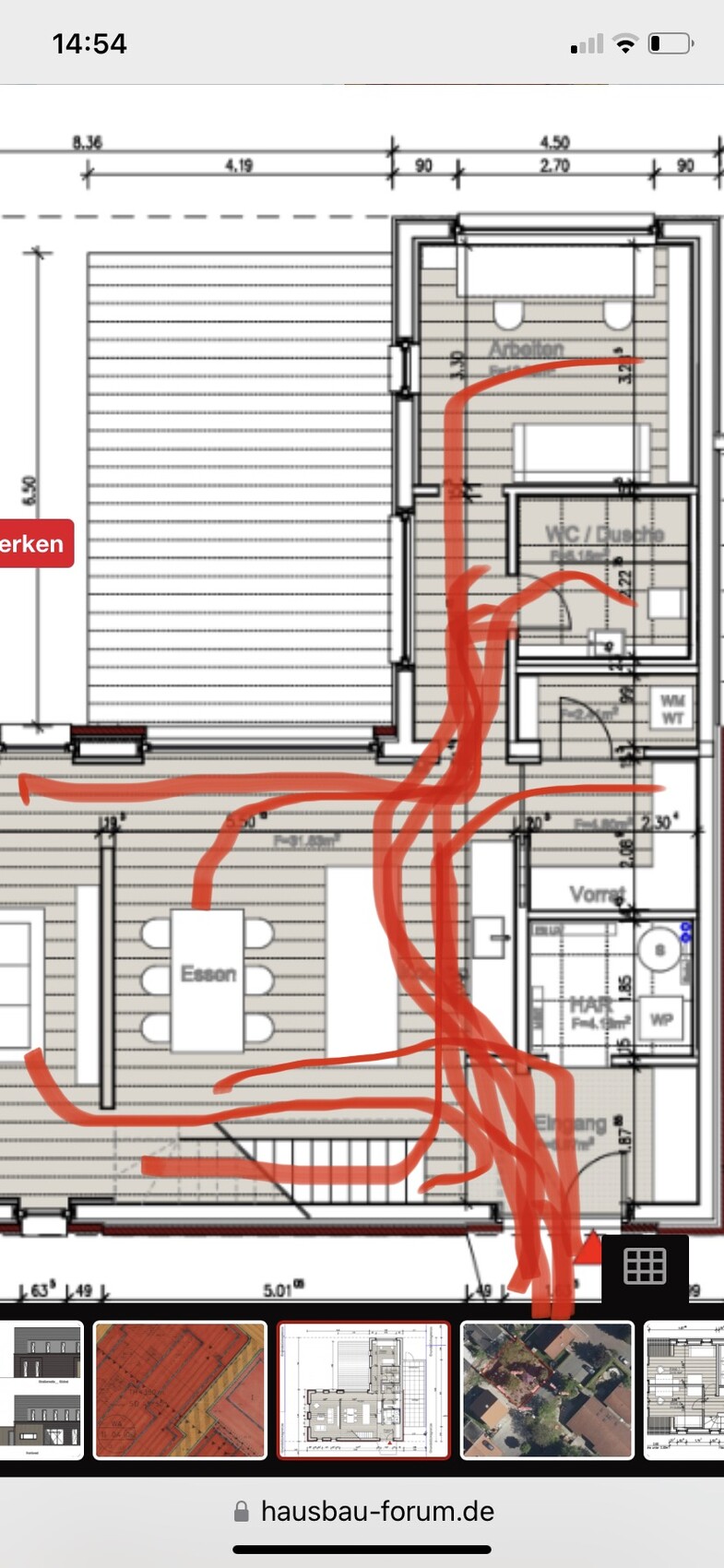 Grundriss eines Wohn- und Essbereichs mit Küche; rote Linien markieren den Weg durch den Grundriss.