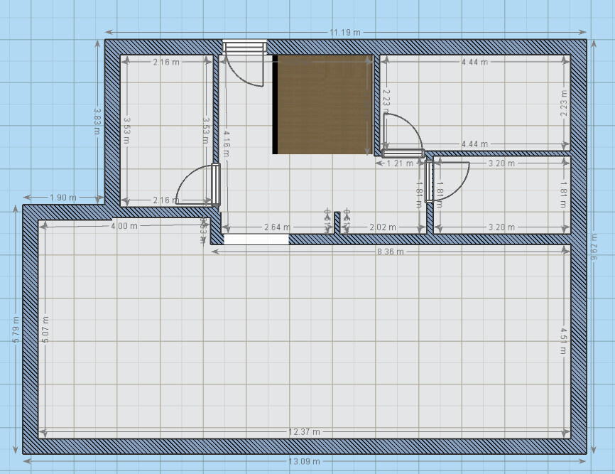 Grundriss eines Hauses mit mehreren Raumen, Eingang, Flur, Kuche und Wohnzimmer