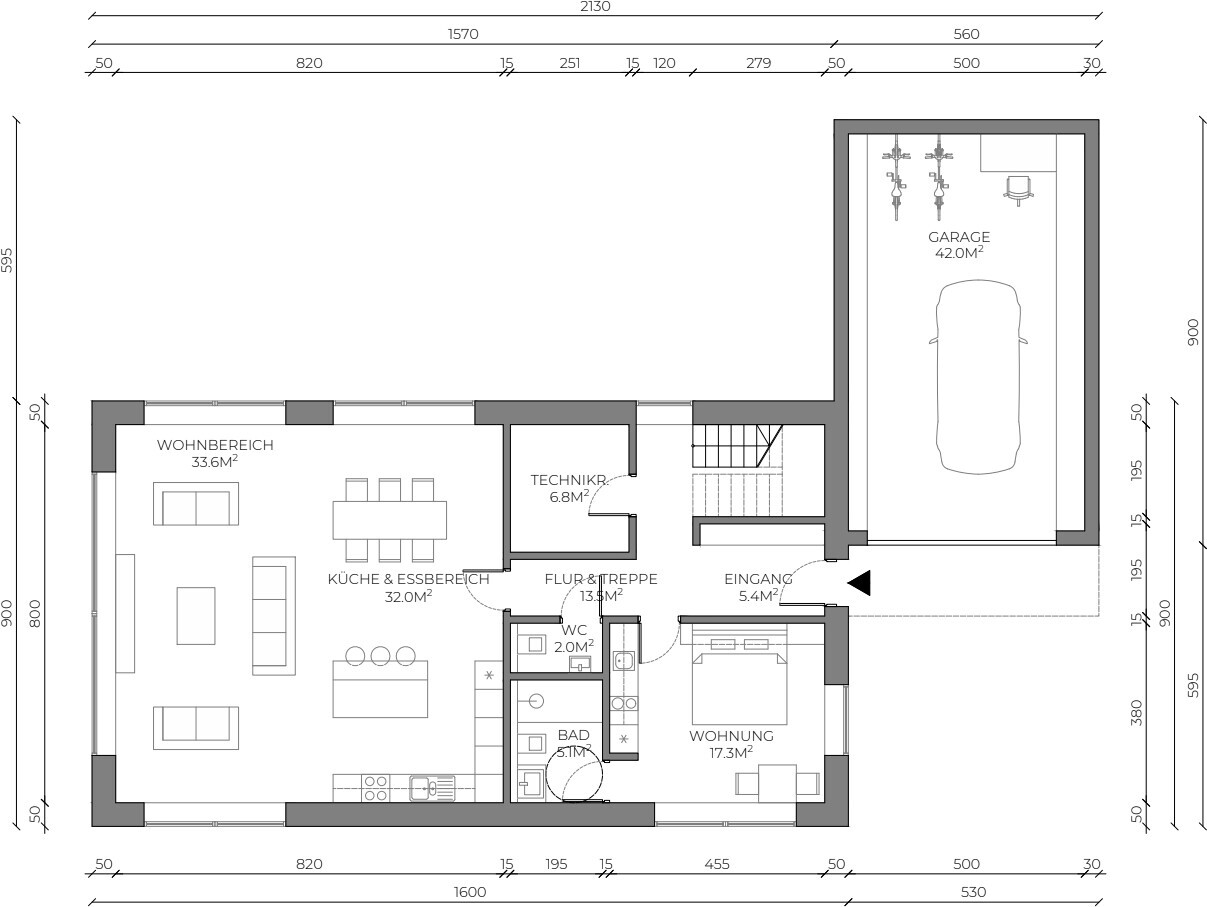 Grundriss eines Hauses mit Garage, Eingangsbereich, Flur, Wohnbereich, Küche & Essbereich, Bad.
