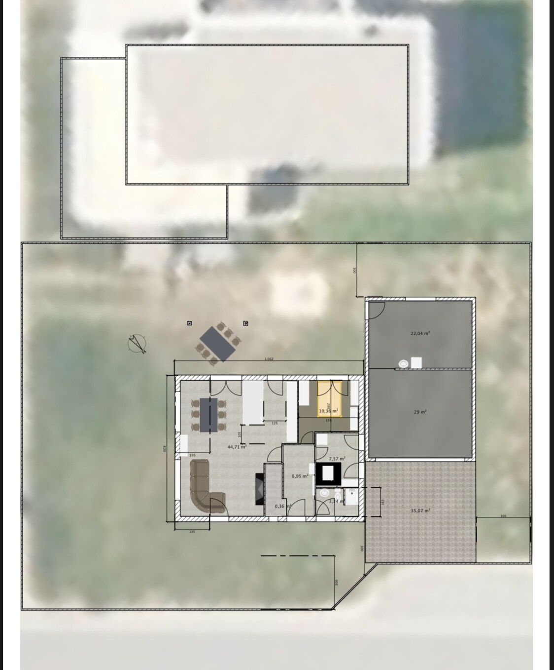 Grundriss eines Hauses: offener Wohn-/Essbereich mit Sofa und Esstisch, Küche, Flur, Bad, und Garage.
