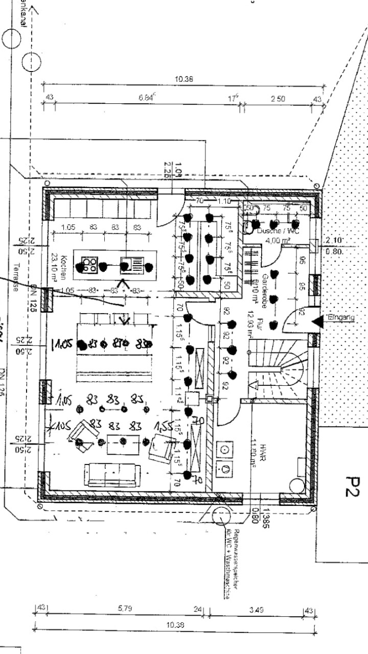 Grundriss eines Wohnbereichs mit offener Küche, Insel, Esstisch, Sofa, Flur, Treppe, Dusche/WC.