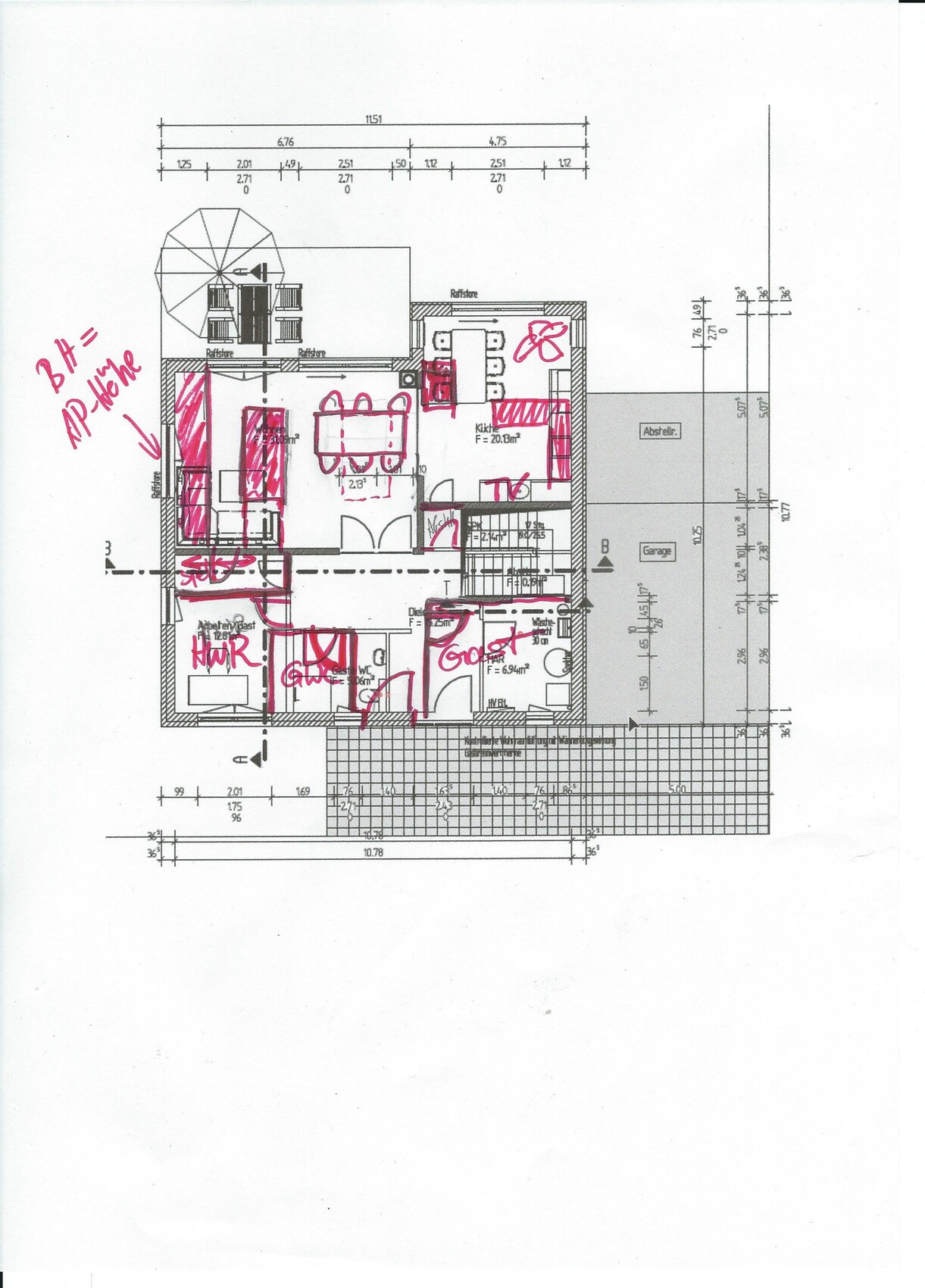 Grundriss eines Hauses mit markierten Bereichen: Küche, Esszimmer, Wohnzimmer, Bad und Garage.