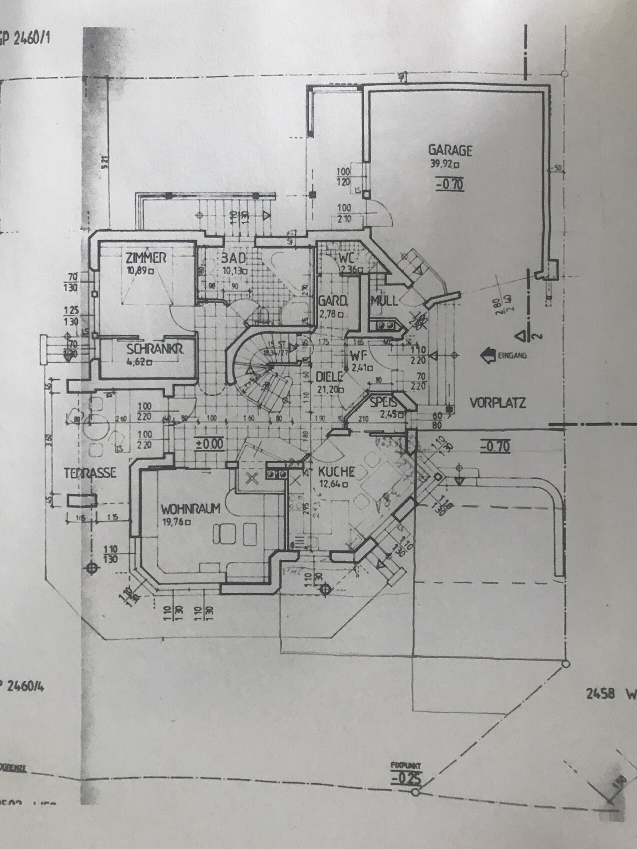 Grundriss eines Hauses: Garage, Terrasse, Wohnzimmer, Küche, Bad, WC, Zimmer.