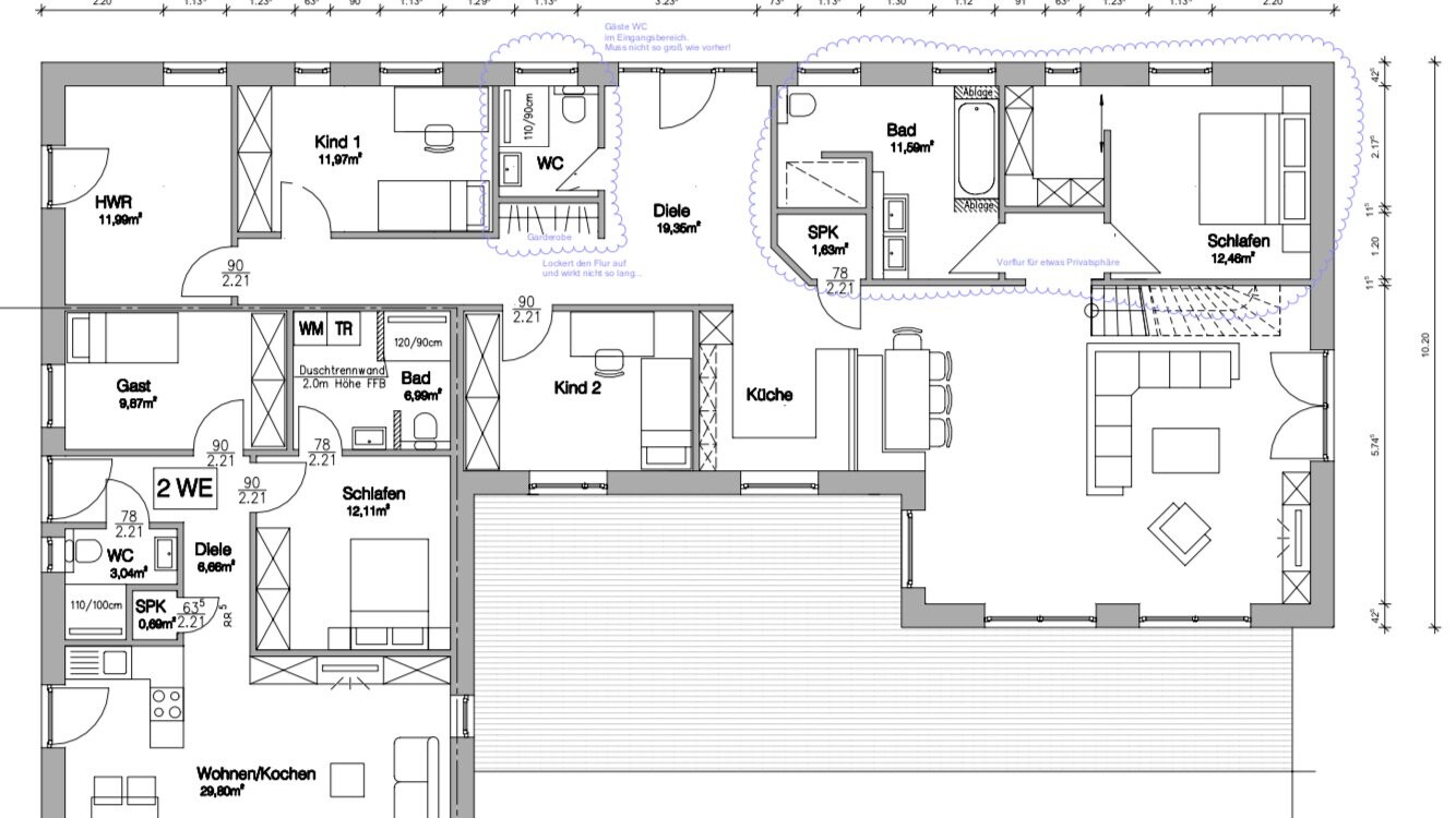 Grundriss eines Wohnhauses mit Wohnzimmer, Küche, Schlaf- und Kinderzimmer, Bad, WC, Diele, HWR.